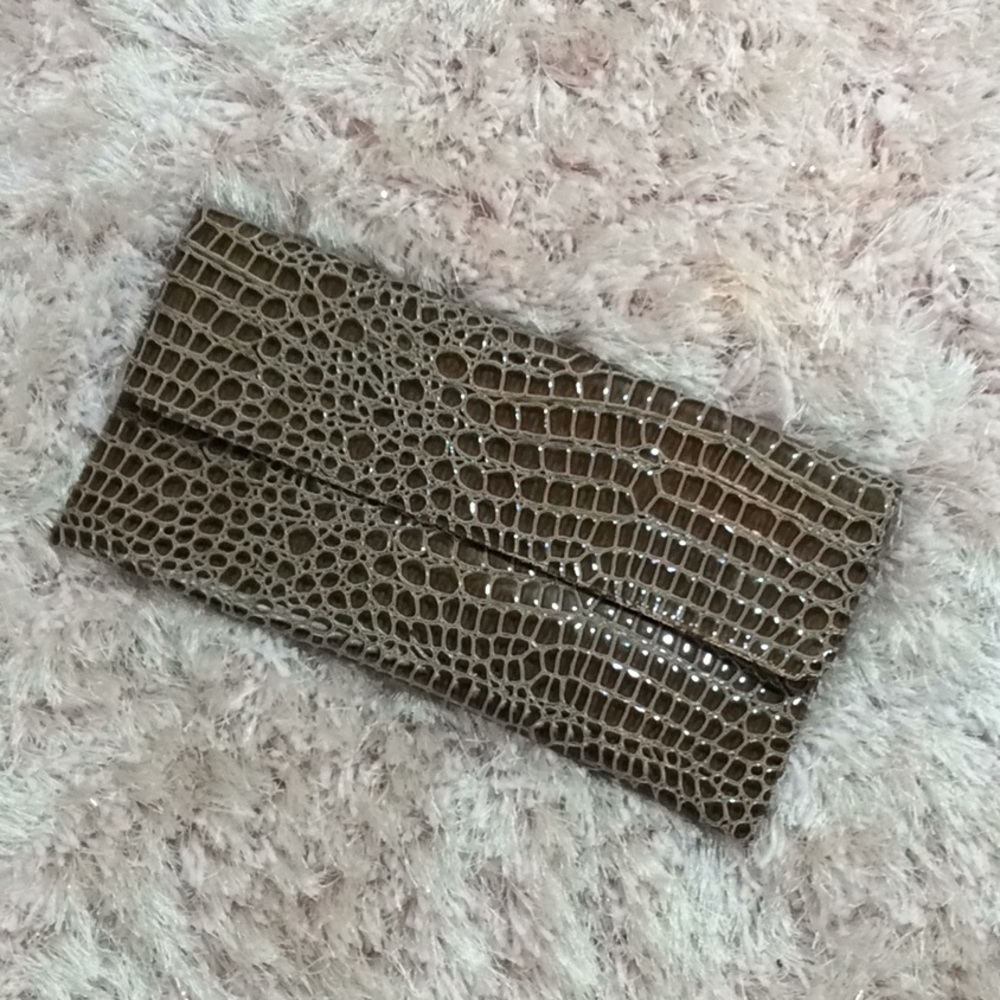 Mock-alligator magnetic snap clutch
